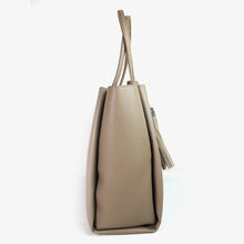 画像をギャラリービューアに読み込む, ペレンネ PERENNE 911 肩から掛けられる縦型トートバッグ キラキラのフリンジ付き ブラック>フォーマルバッグ仕様