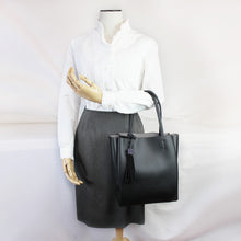 画像をギャラリービューアに読み込む, ペレンネ PERENNE 911 肩から掛けられる縦型トートバッグ キラキラのフリンジ付き ブラック>フォーマルバッグ仕様