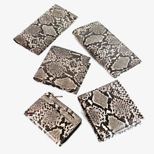 画像をギャラリービューアに読み込む, ヘビ柄 長財布 19013 カード4枚入 ファスナーポケット付き マチ無し レディース財布 メンズ財布 レディース小物 配送料無料