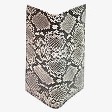 画像をギャラリービューアに読み込む, ヘビ柄 長財布 19013 カード４枚入 ファスナーポケット付き マチ無し　レディース財布　メンズ財布 レディース小物　配送料無料
