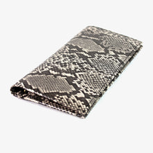 画像をギャラリービューアに読み込む, ヘビ柄 長財布 19013 カード４枚入 ファスナーポケット付き マチ無し　レディース財布　メンズ財布 レディース小物　配送料無料
