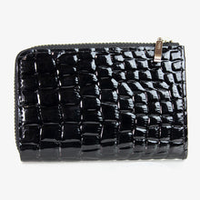 画像をギャラリービューアに読み込む, ワニ型押 Lファスナー小銭入れ 19124 エナメル仕上げ レディースサイフ メンズサイフ 送料無料
