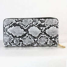 画像をギャラリービューアに読み込む, ヘビ柄ラウンドファスナー長財布 12602 NT レディース財布　メンズ財布　送料無料
